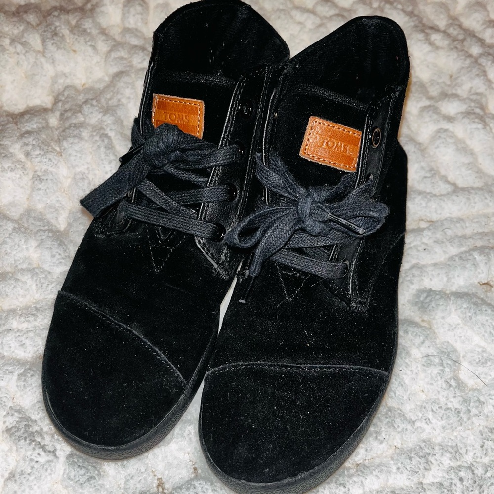Rarely worn TOMS sneakers